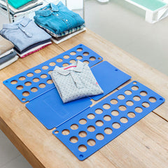 Doblador de ropa InnovaGoods azul con una camiseta a medio doblar